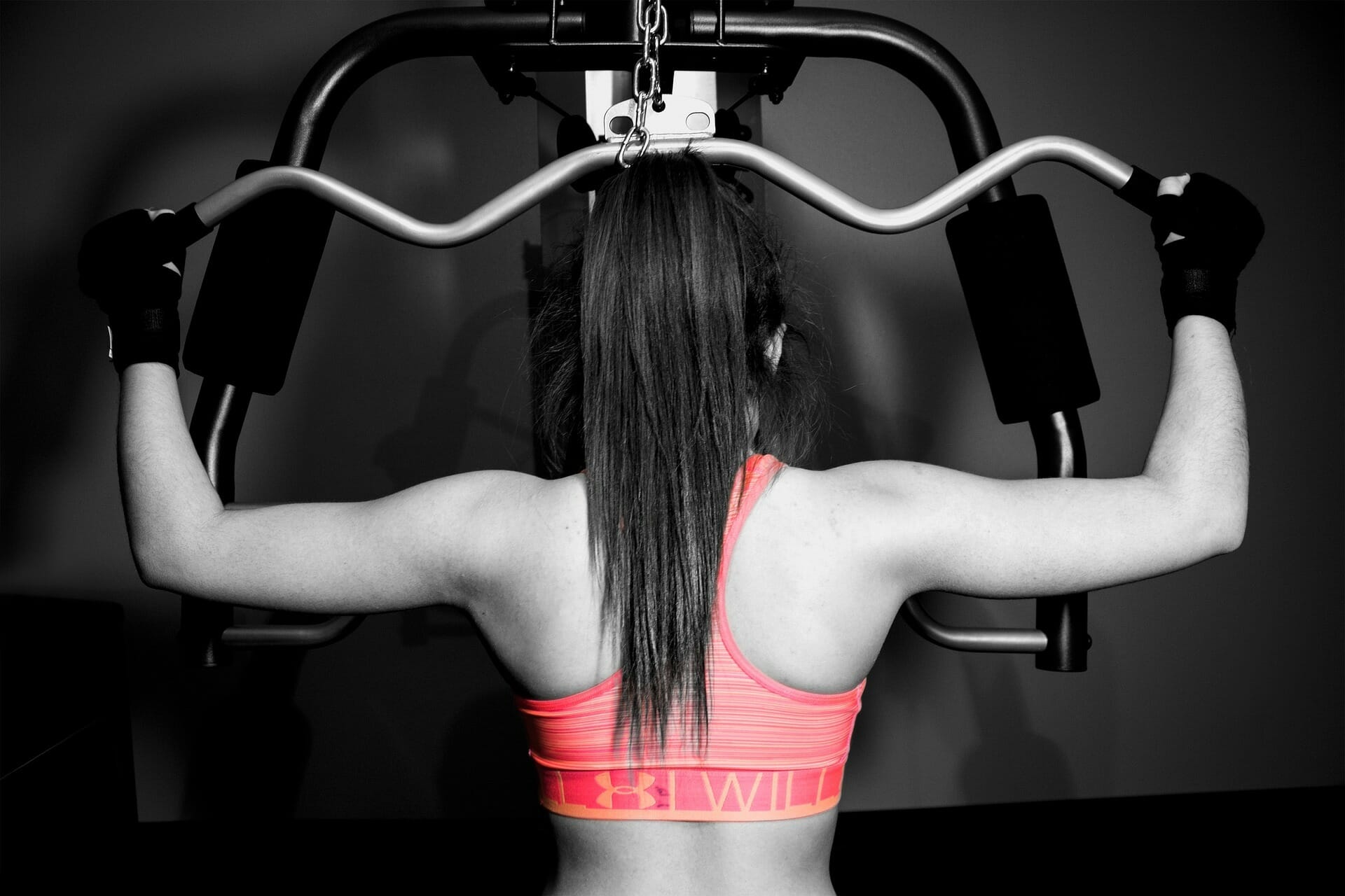 Atleta de sex feminin care antrenează mușchii dorsali