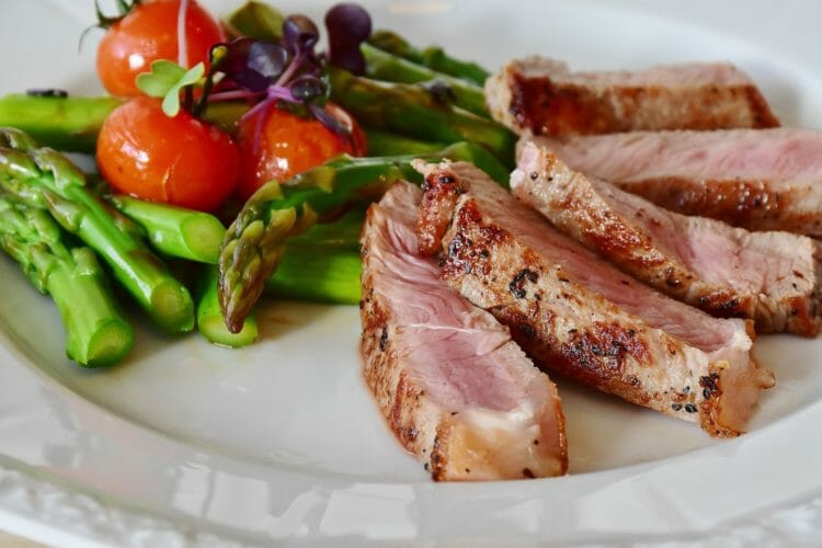 Simple dinner: Meat with asparagus