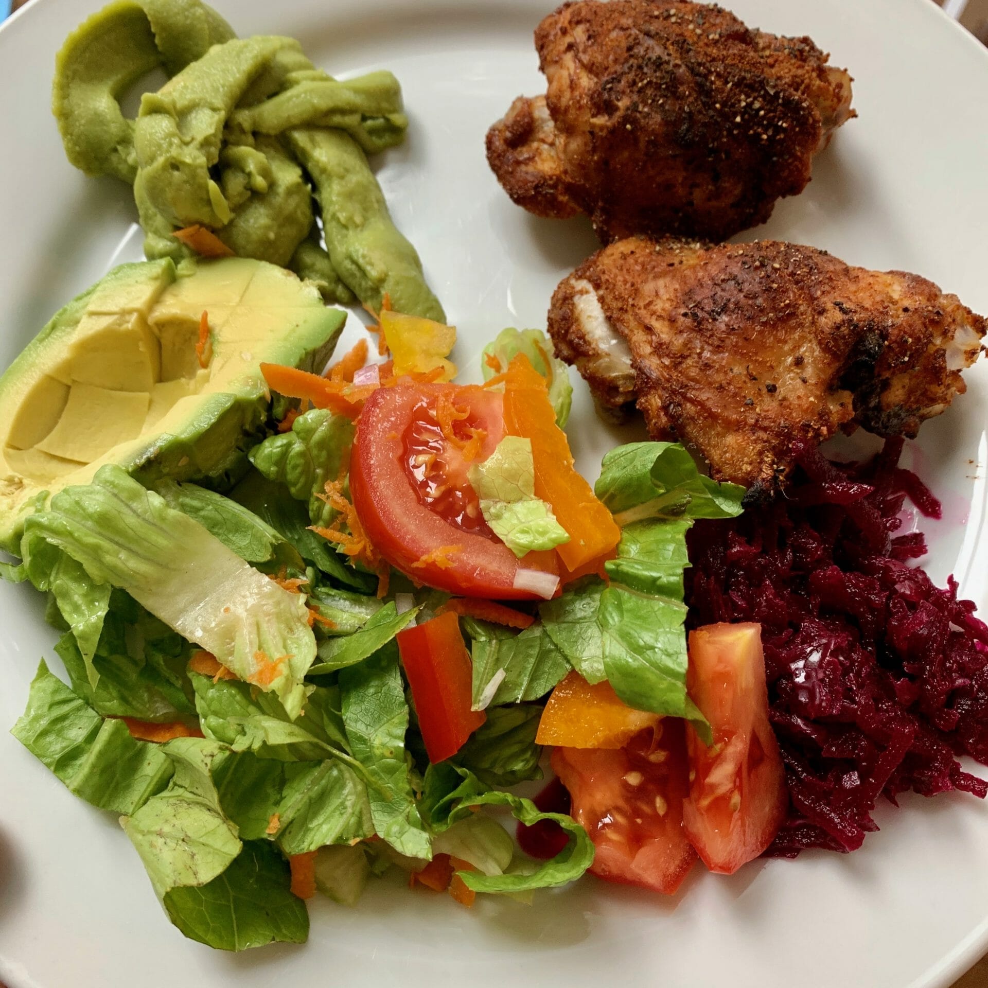 Fried chicken with lettuce, peppers, tomatoes, avocado, guacamole and fermented red beets