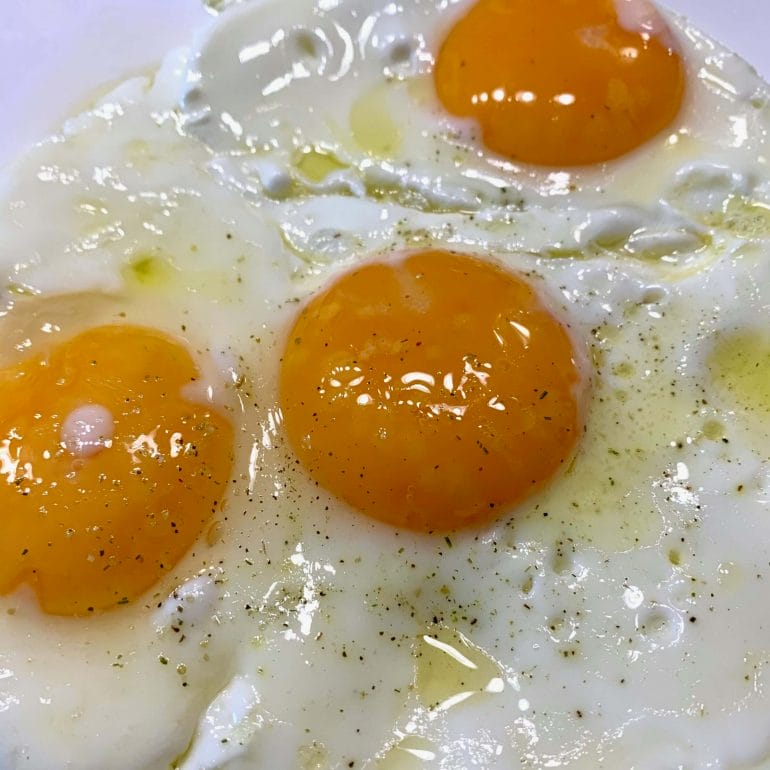 Simple fried eggs