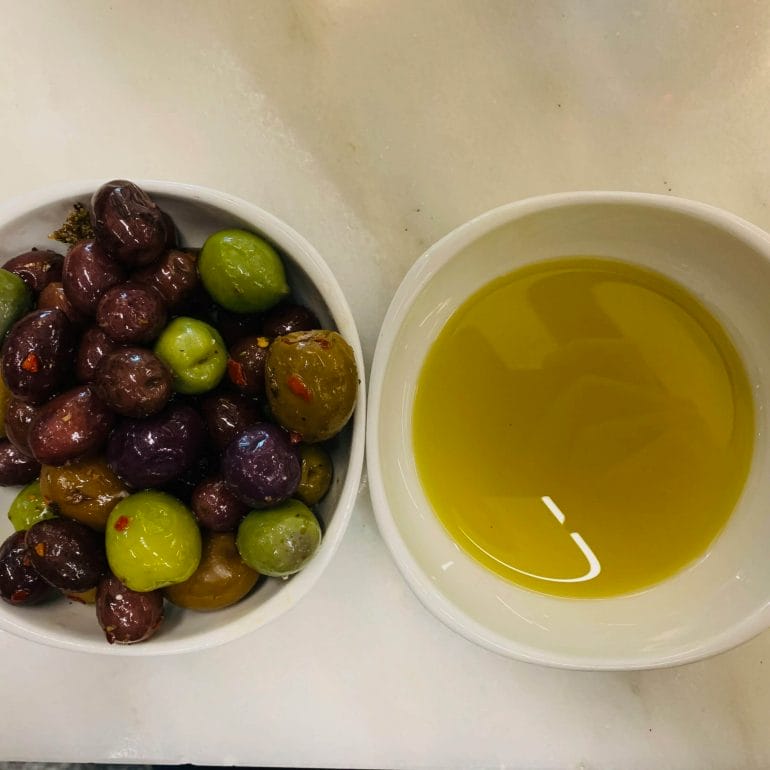 Olives with extra virgin olive oil (Ecco)