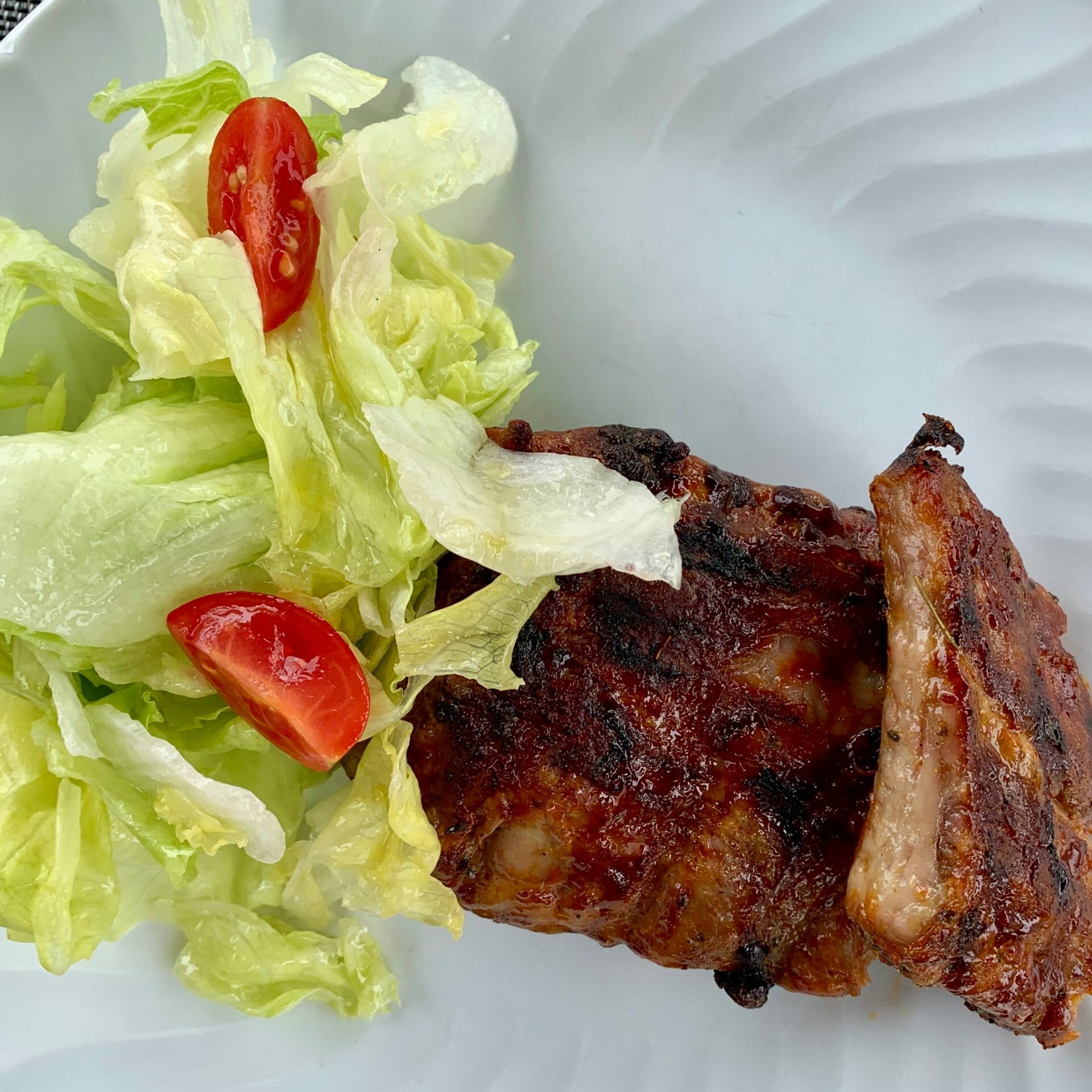Ribs with lettuce and tomatoes