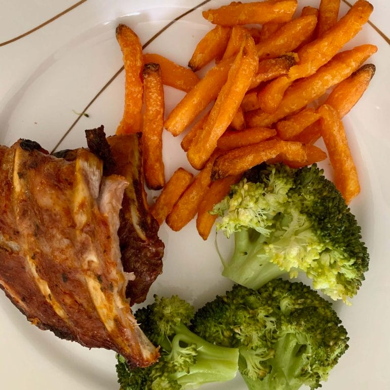 Ribs with sweet potato fries and broccoli