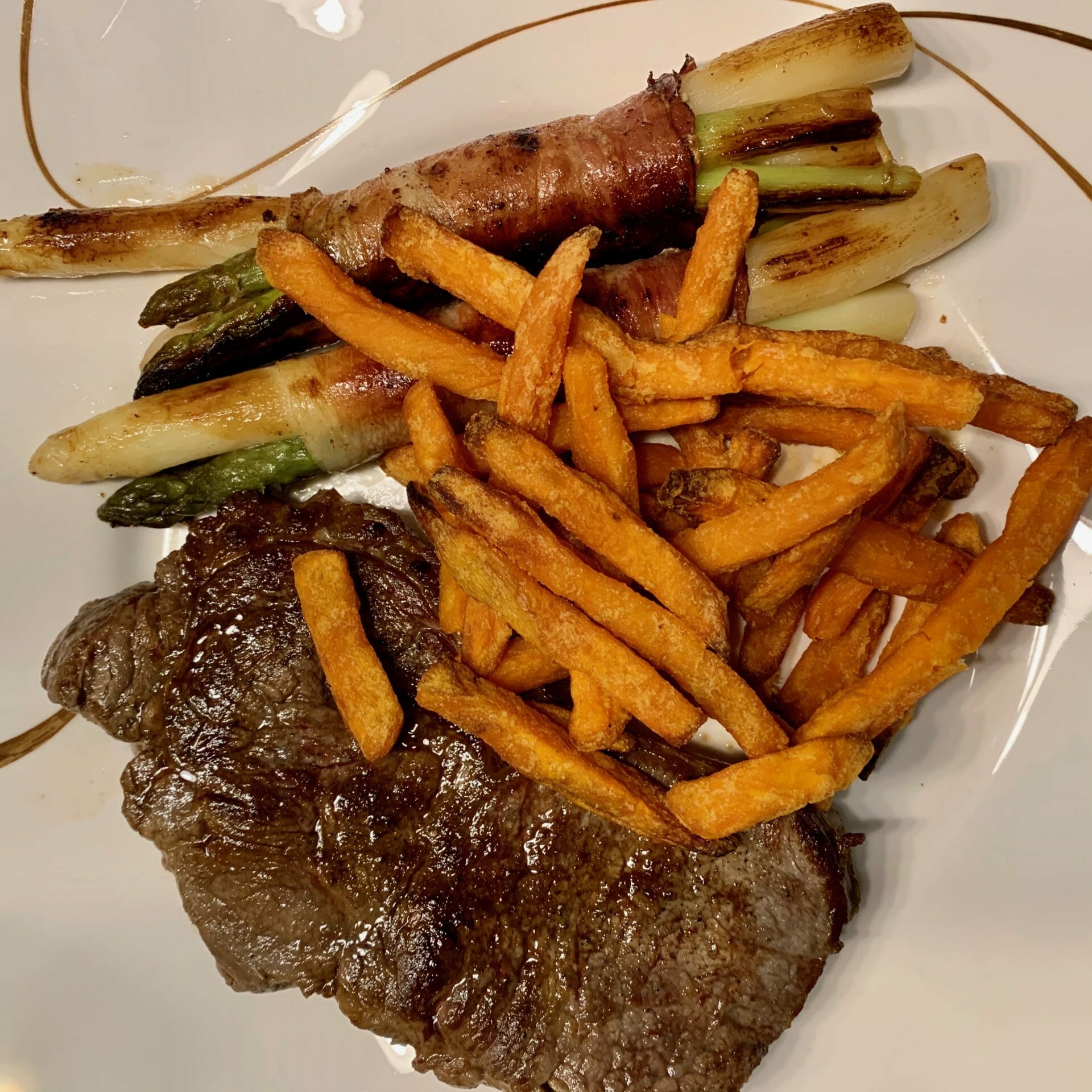 Steak with asparagus and sweet potato fries