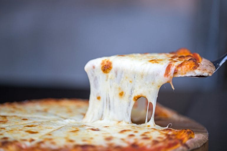 El queso en la pizza