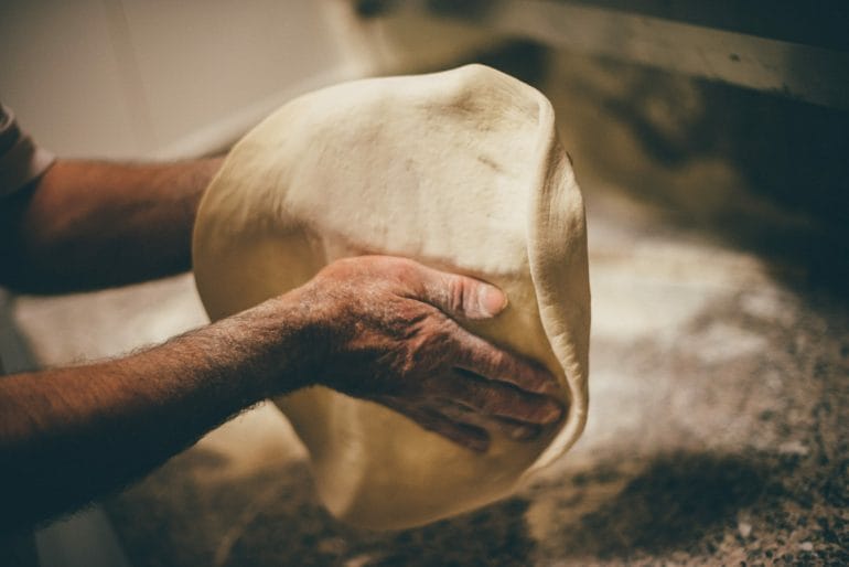 La masa de la pizza en su elaboración