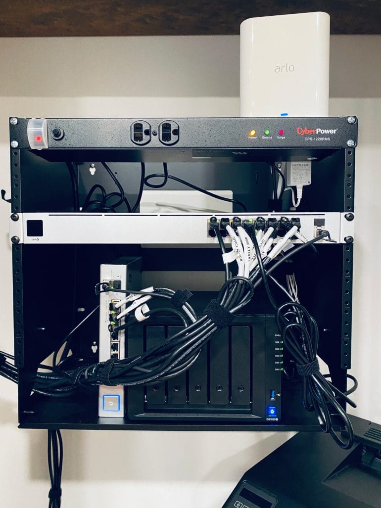 Synology DS1520+ - In wall rack