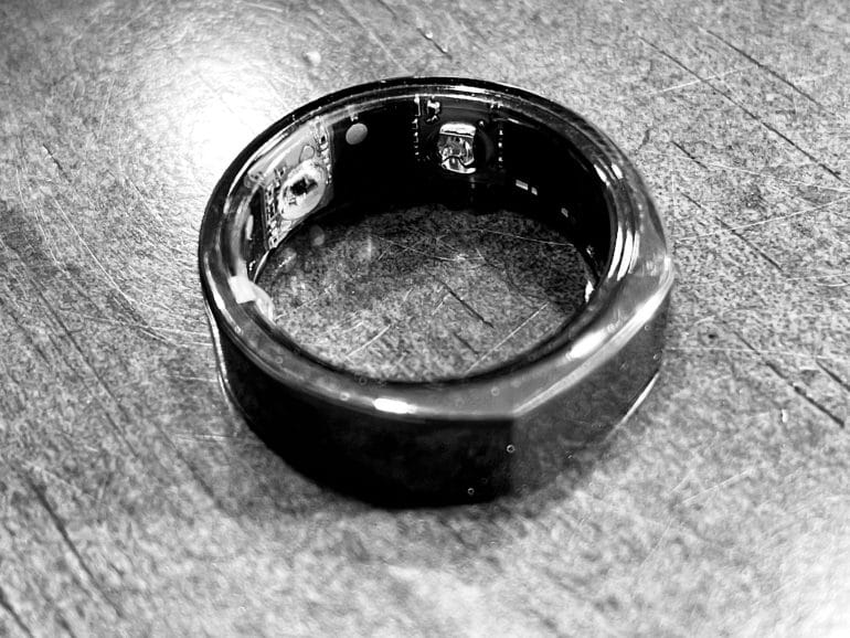 Oura Ring 2 - Black and white