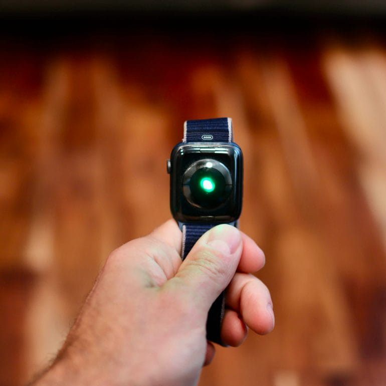 The Apple Watch Series 5 uses only green LEDs.