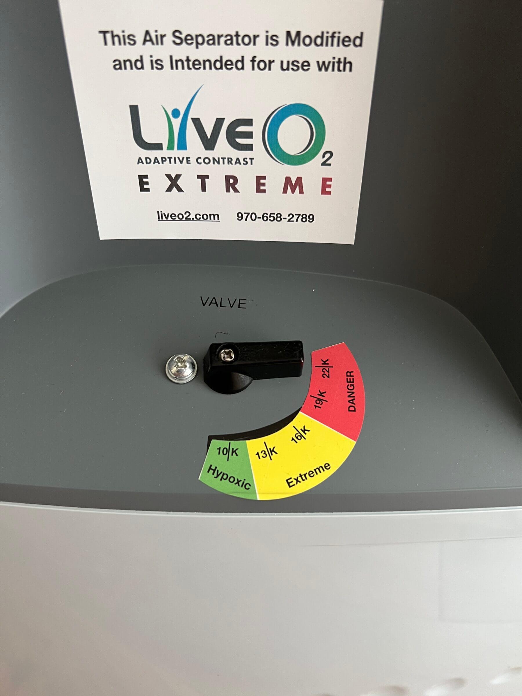 The oxygen concentrator of the LiveO2 Extreme allows you to select between different altitude settings.