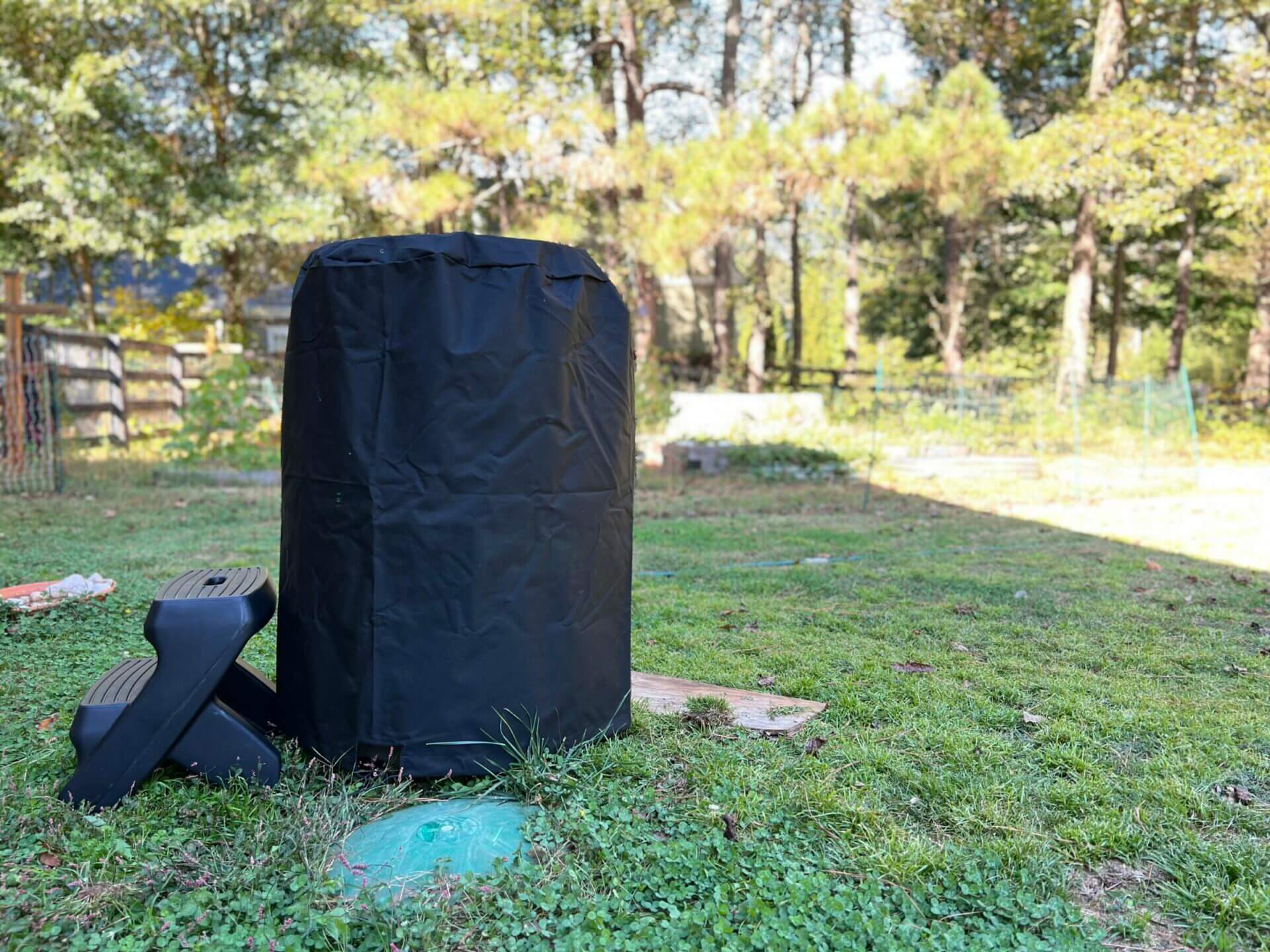 The included cover protects the Ice Barrel from harsh UV light.