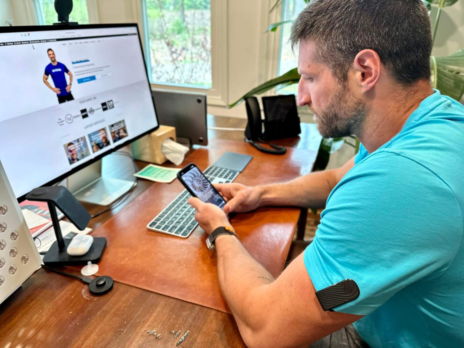 Apollo — shown here clipped onto my t-shirt — provides similar benefits. 