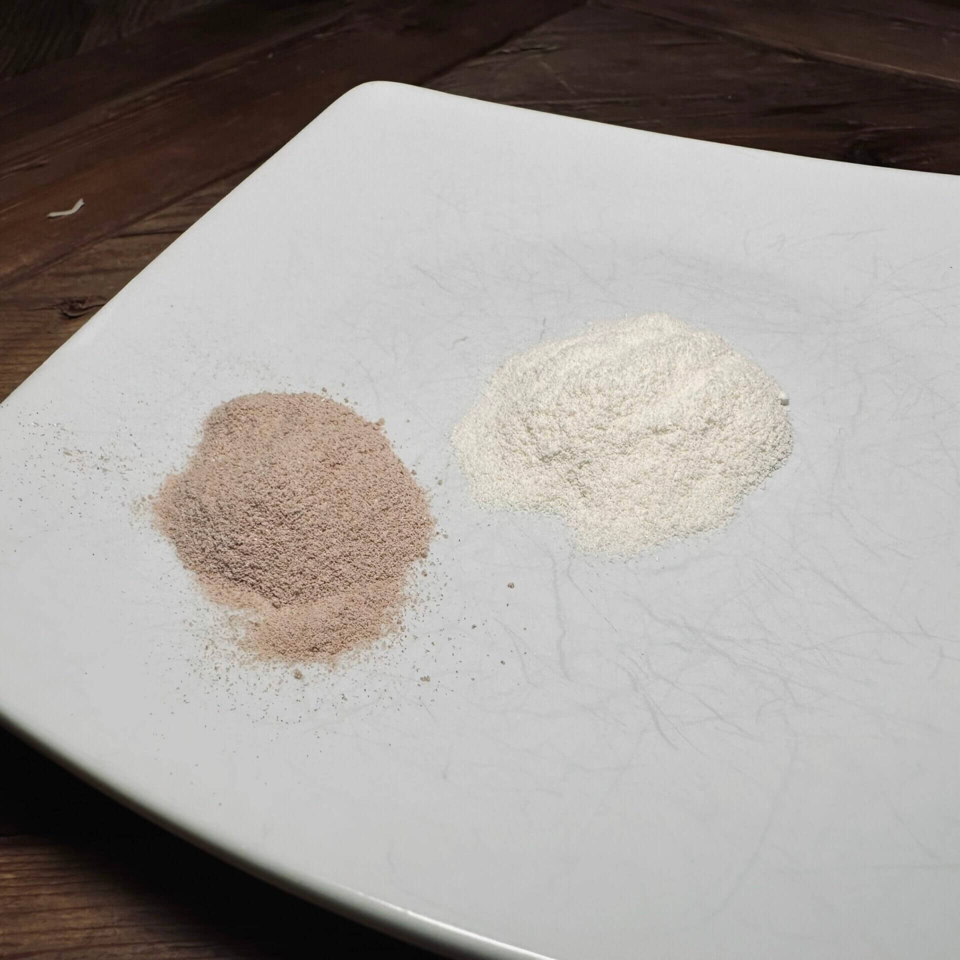 The powder of both flavors mix easily with water or milk and without clumping.
