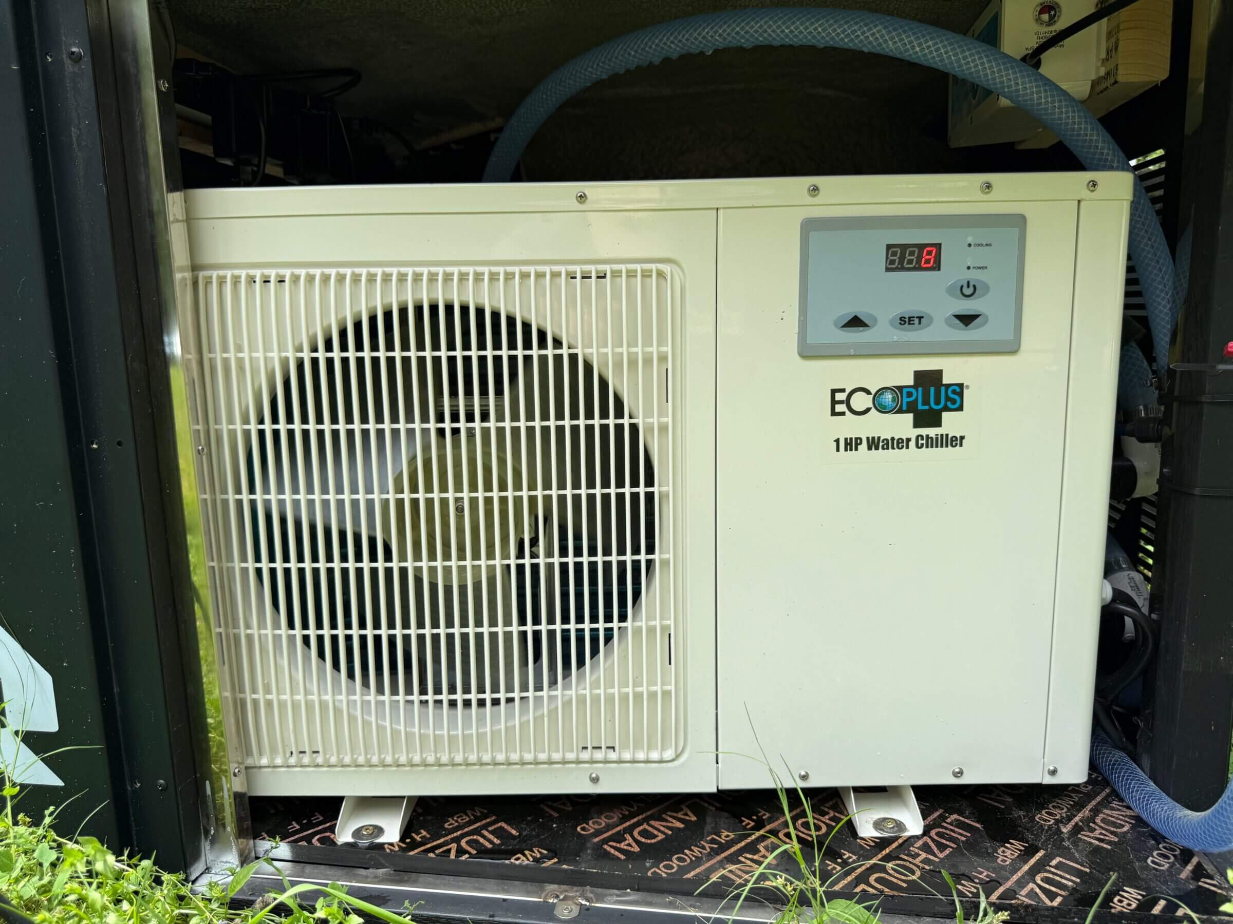 The made-in-Japan chiller unit (shown here with the tub's end panel removed) is an absolute beast.  