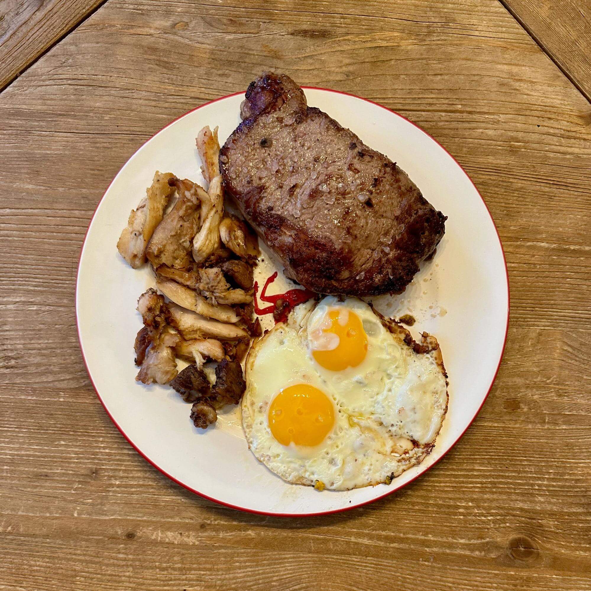 The combination of beef, chicken and eggs offers a robust nutritional profile.