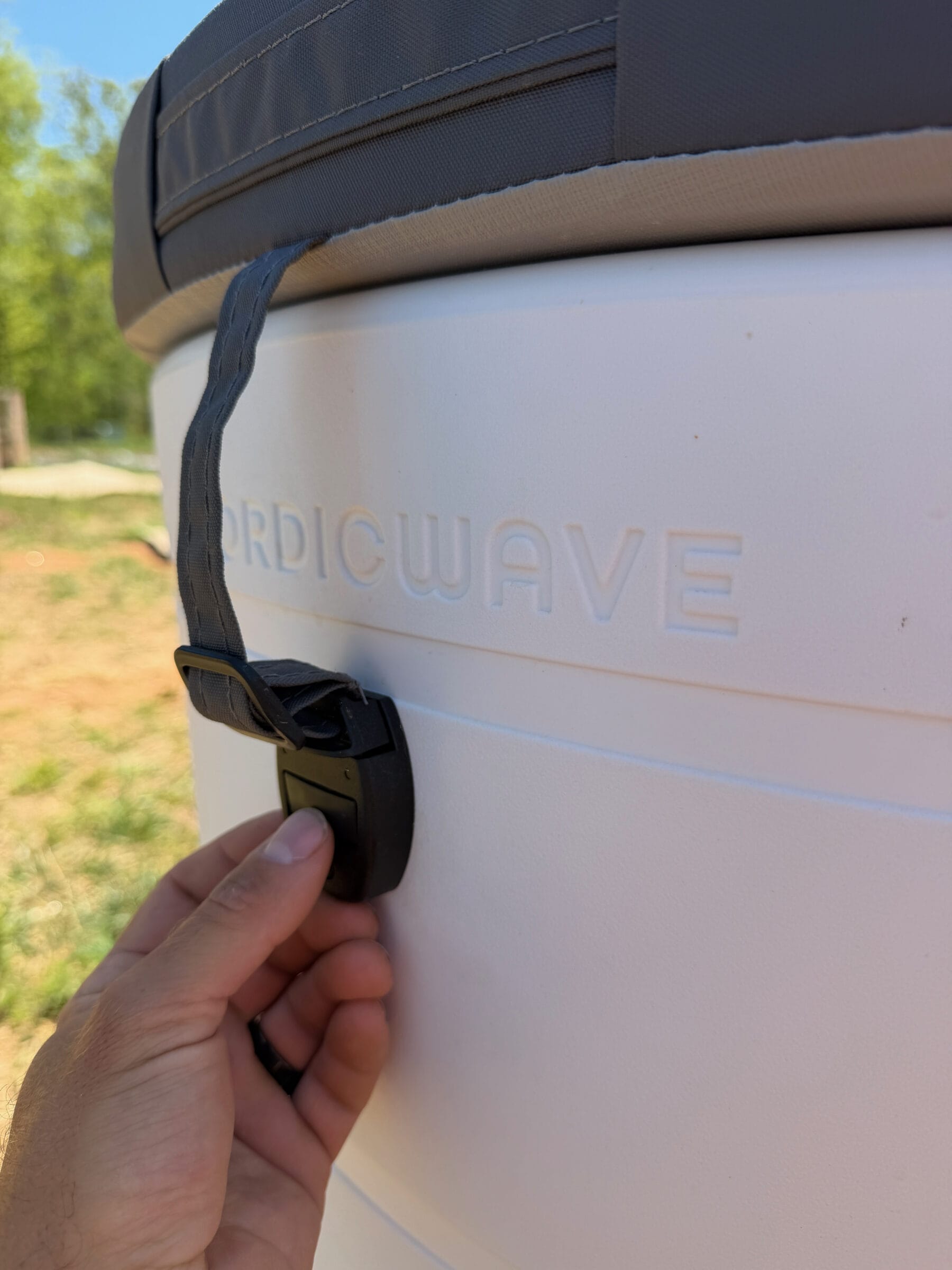 Clips help ensure the lid doesn't fly off.