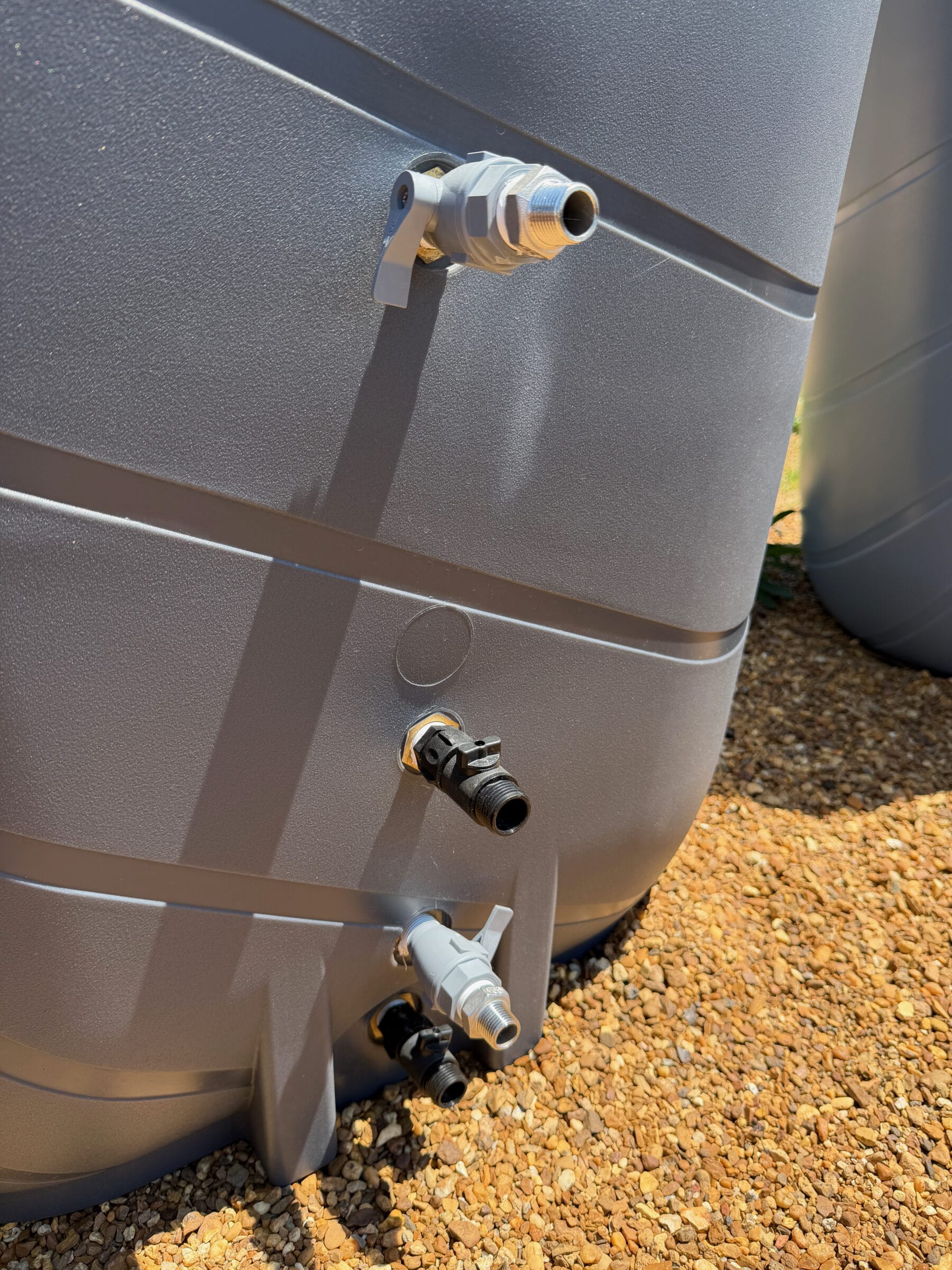 High-quality hardware and dedicated drainage valves on each tub.