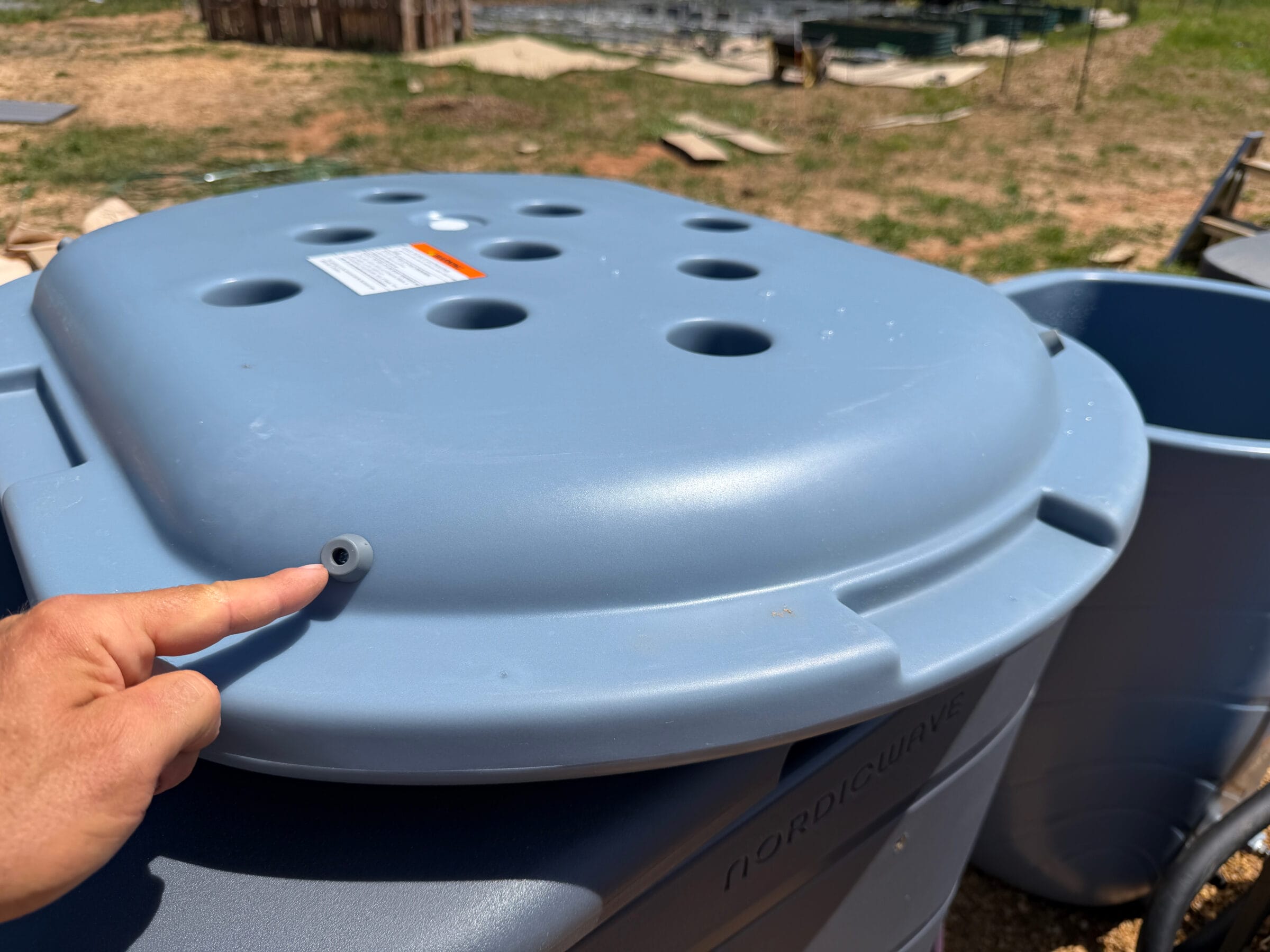 These rubber nipples help secure the lid and prevent it from sliding off.